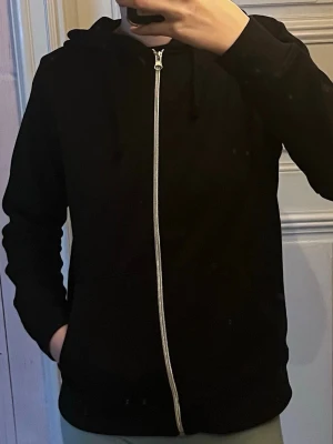 Hoodie  - Svart hoodie som inte kommer till användning 💕