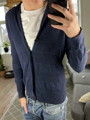 Cardigan mörkblå  - Simpel och riktigt schysst, passar till alla outfits! Mått: A:46 B:47 C:42 D:58 (cm)  Skriv vid fundering 😇✌️