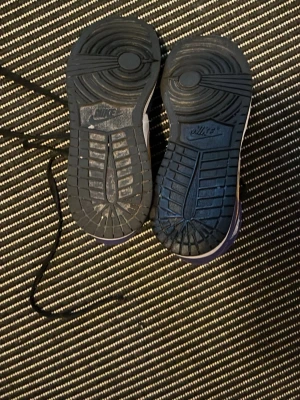 Jordan 1s original  2022 lakers - Snygga jordan 1s orginal 2022 lakers svåra och få tag i men jag säljer för bra pris som kan diskuteras. Skriv om ni är intresserade eller har något pris förslag så löser vi det✌️Skorna var köpta för ca 3500