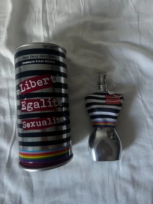Classique Pride Edition Edt - Hej jag säljer en nästan oanvänd Jean Paul Gaultier parfym. Classique Pride edition från 2022. Doft av citrus. Den är en  unisex parfym. Hör av dig vid frågor😊Toppnoter: Blodapelsin Hjärtnoter: Apelsinblomma Basnoter: Ljust Trä 