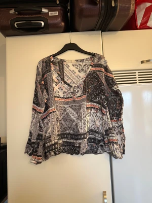 Odd molly blus  - Säljer en superfin blus i färgerna vitt, svart, grått och rosa. 100% viskos. Från märket Odd Molly. Storlek 2 som enligt deras storleksguide motsvarar en M. Mycket fint skick, jag hittar inga synliga anmärkningar eller defekter. 