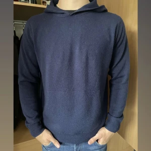 100% Merino Hoodie  - Nu finns chansen att klicka hem en mycket limiterad merinoull hoodie från Montore. 100% merinoull i storlek medium. Mycket snygg och stilren design i mörkblå färg. Självklart helt ny. Vid några fler frågor eller funderingar är det bara att höra av dig!🤝