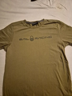 Olvie grön sail racing t-shirt strl 170 - Säljer en sail racing t-shirt i strl 170! Den är nytvättad och helt ren! Inga permanenta fläckar eller fet fläckar.