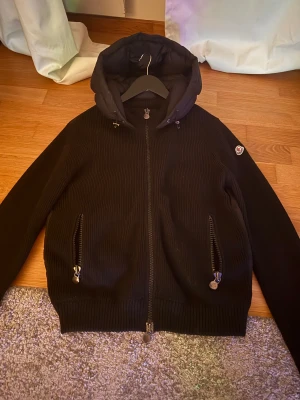 Moncler cardigan  - Säljer en äkta Moncler cardigan köpt för ett tag sedan, har inte haft någon användning för den sedan dess. Så inprincip oanvänd ba haft på mig 3-4 gånger.