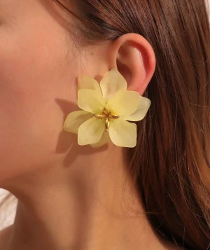 Gula blom örhängen  - stora blommiga örhängen i ljusgul plast med guldfärgade detaljer i mitten. U