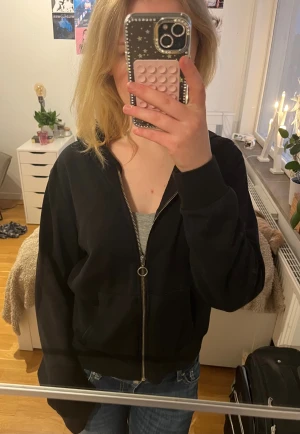 Svart kofta  - Lite tunnare, jättesnygg kofta som är bekväm och sitter bra💕