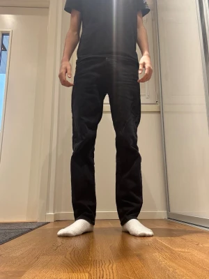 Jeans från Jack and Jones tapered fit 28/30 - Jeans från Jack and Jones de är tapered fit dom är storlek 28/30 och är använda några gånger det är inga fel på byxorna och dom är köpta för 800 kr och säljs nu för halva priset alltså 400 kr hör av dig vid intresse