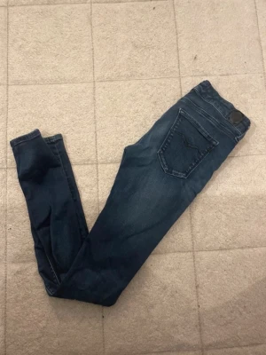 Replay jeans  - Snygga mörkblå skinny jeans från replay med klassisk femficksdesign och diskreta slitningar. Jeansen har en smal passform och är tillverkade i stretchig denim för extra komfort. Perfekta för dig som gillar en tajt look.