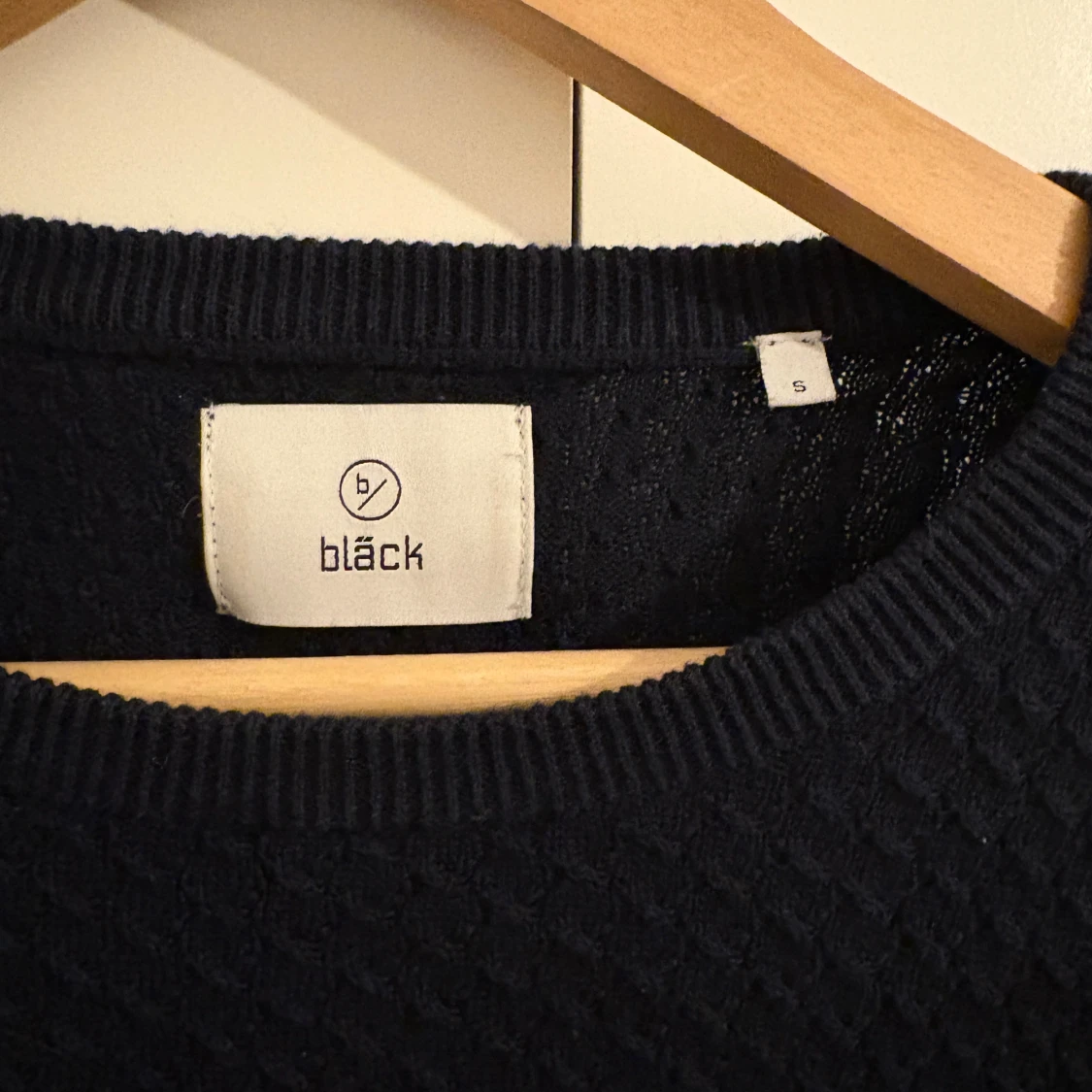 Mörkblå stickad tröja från Bläck - 2