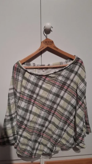 Randig kjol - En grön, röd och vit randig kjol. Den är fodrad. Har en dragkedja på sidan.