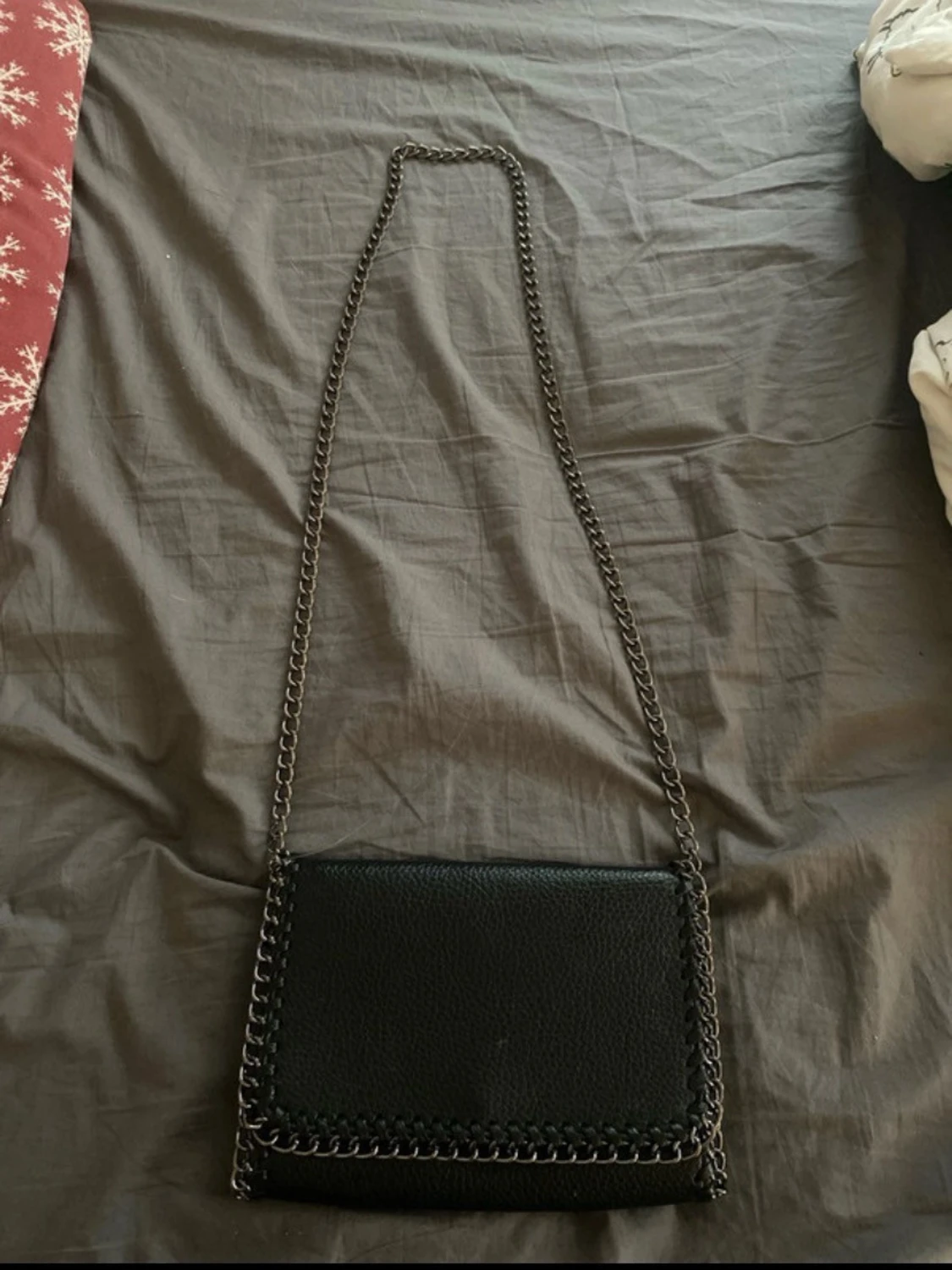Svart axelväska med kedja