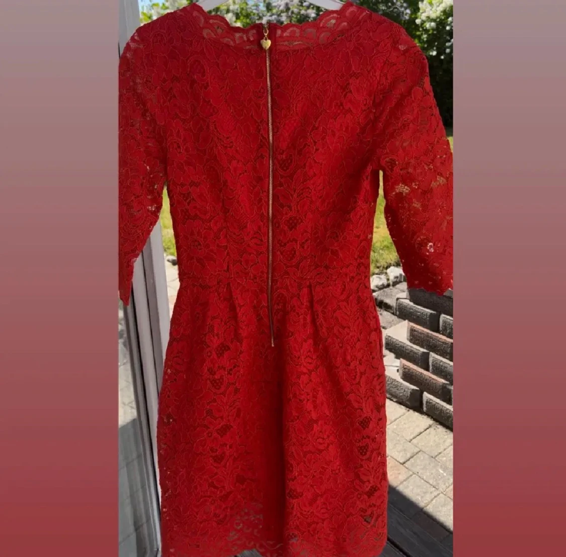 Röd spetsklänning med v-ringning - 1