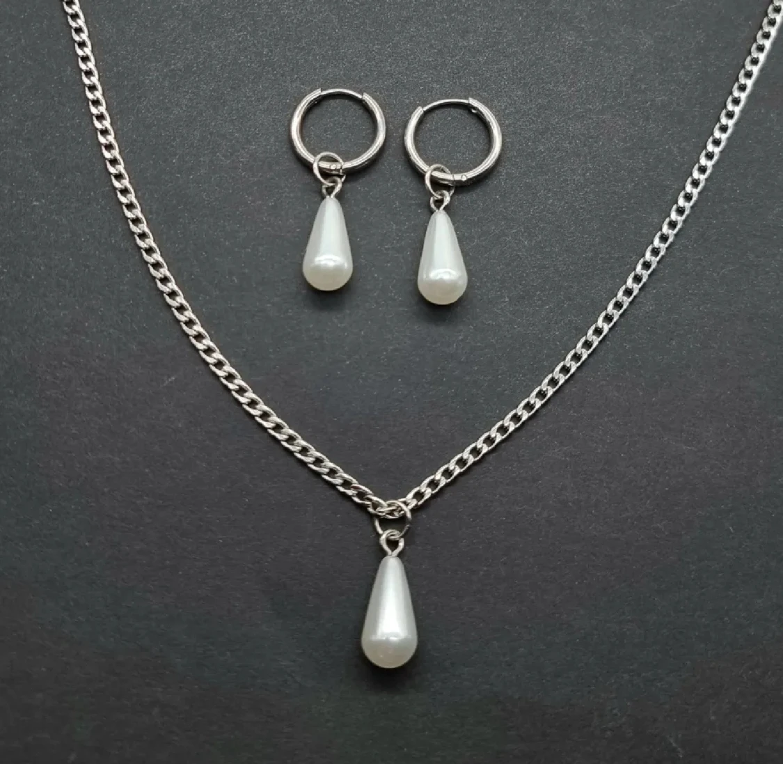 Set med halsband och örhängen