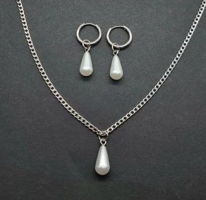 Set med halsband och örhängen  - Snyggt smyckeset med halsband och örhängen i silverfärgad metall. Material-rostfritt stål ❤️längd-40cm-45cm, örhängen-3,6cm