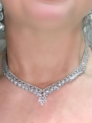 Strass smyckeset , 4 delar, FAST PRIS - Säljer ett smyckeset med halsband, armband, ring och örhängen i syntetisk zirkon. Aldrig använt, kvar i förpackningen  halsband 39+18 cm armband 16+8 cm örhängen 3,6 cm (längd) justerbar ring 1,8 cm (diameter)