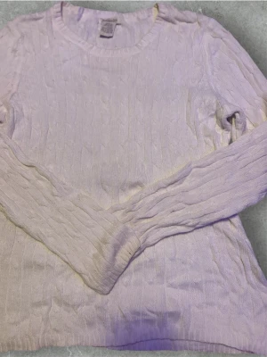 Vit stickad tröja med kabelmönster - Säljer en riktigt skön och mysig stickad tröja som är perfekt nu när det är kallt!   Färg: 🏳️  Storlek: S (passar även m)  Skick: 7/10 ⭐️  Hör av er vid minsta lilla fundering! 🤩