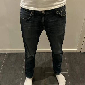 Weekday Jeans Herr faded tapered/slim - Säljer dessa riktigt snygga jeans från weekday i storlek 32/32, med snygg reva design på knät. Passar perfekt till allt och går aldrig ur stil. Skriv gärna vid intresse!