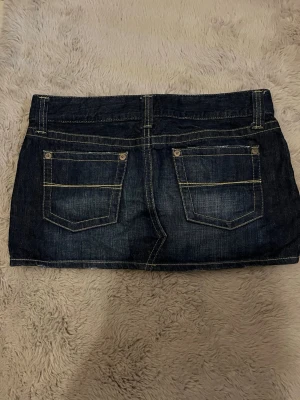 Jeans kjol  - Köpt vintage, storlek M, fint skick, priset går att diskuteras 💕