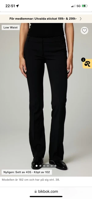 Bikbok vera tall kostymbyxor - Kostymbyxor i hur bra skick som helst, råkade sätta mig i tuggummi en gång där av fläcken men den syns endast i direkt ljus på byxan (blid 2&3) Nypris 499kr