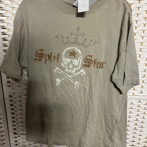 T-shirt fr Split star L - Helt ny T-shirt från Split star. Storlek L. Små nitar på. Obs! Tyvärr blev det lite skugga på bilden.