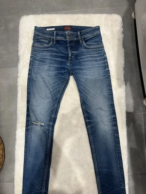 Blå slim-fit jeans från Jack & Jones - Snygga blå jeans från Jack & Jones. slim-fit modell. Mycket bra skick. Inga defekter. Storlek W29 L32. Fraktar snabbt!