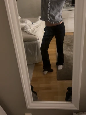 Lowwaist Bikbok kostymbyxor tall - Säljer dessa nästan oanvända low waist kostymbyxor från BikBok. Dem är i tall och är långa på mig (är 172). Säljer pga att dem blivit lite stora så behövt köpa i mindre storlek.  Ord pris 500