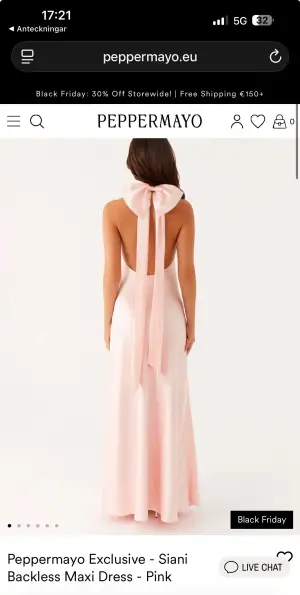 Säljer en exklusiv ljusrosa långklänning från PepperMayo med öppen rygg och stor rosett i nacken. Klänningen har en halterneck och är ärmlös, med ett elegant och flowy fall. Perfekt för balen! Har bara testat, prislappen är kvar.