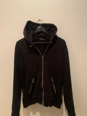 BALMAIN ZIP - Säljer denna BALMAIN ZIP i storlek M.                        Riktig fet och unik!                                                                Tröjan är i ett super skick.                              Pris: 599!!