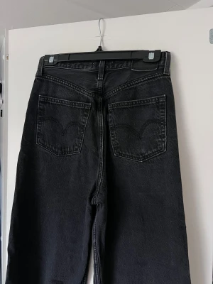 Svarta jeans från Levis, storlek W26 - Snygga svarta jeans med hög midja och raka ben från märket Levi’s. Klassisk femficksdesign med silverfärgade nitar och knapp  💜 Önskar du veta exakta mått? Tveka inte att höra av dig!