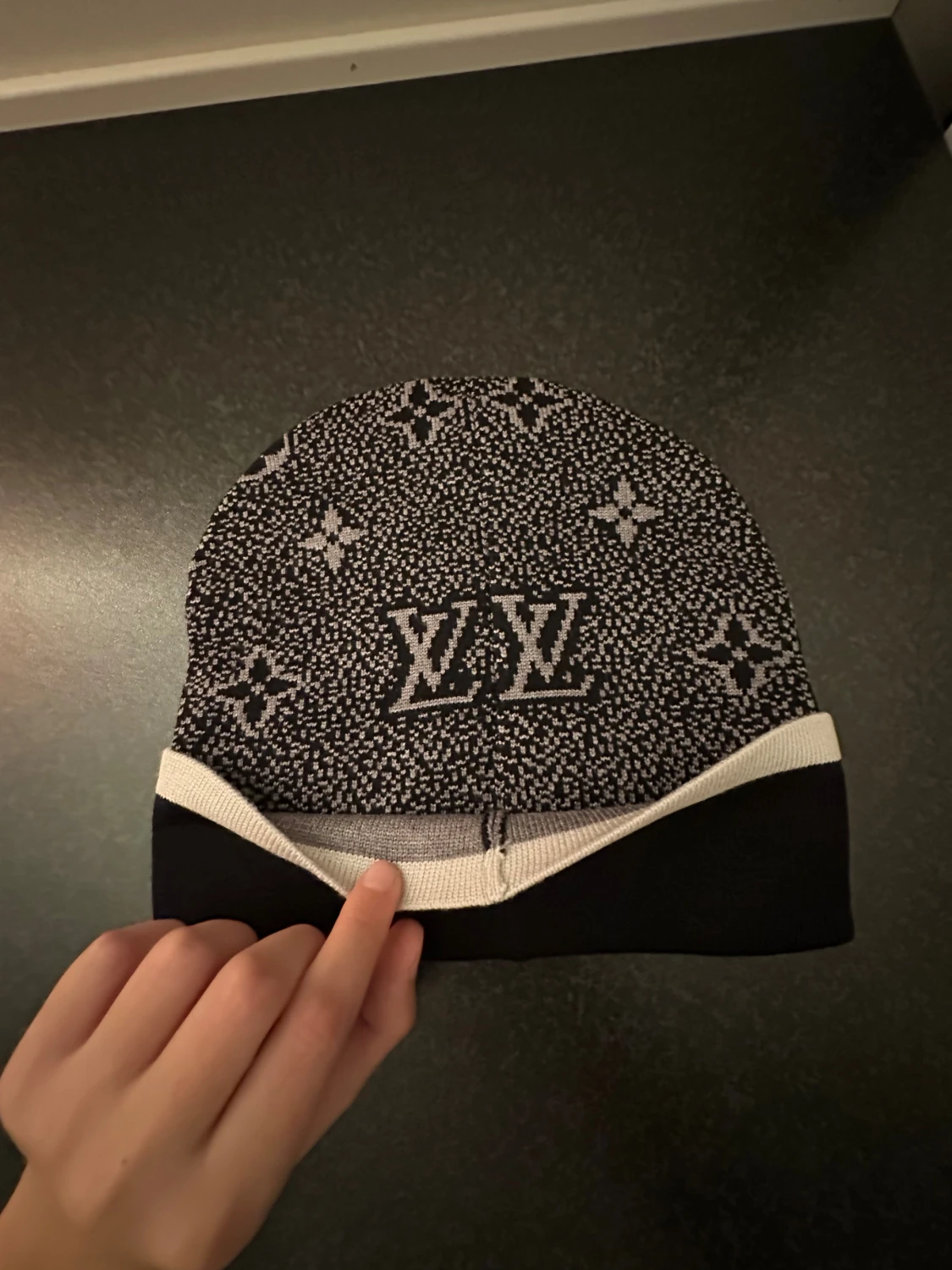 Svart och vit L och V mössa - 2