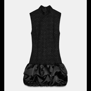 Zara miniklänning med satinvolang - Supersnygg svart klänning från Zara, spets detaljer på överdelen, puffig volang i glansig satin + inbyggda shorts. Riktigt old money vibessss😍Perfekt nu för jul/nyår✨🥂 Slutsåld på Zara, säljer då den ej passade, jag behöll strl M istället!!! HELT NY