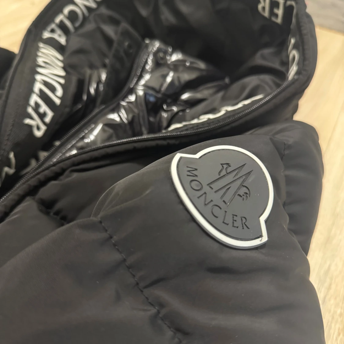 Svart Moncler pufferjacka med huva - 2