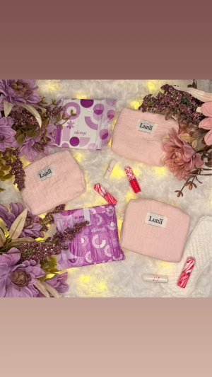 Ljusrosa necessär från Lunii - Jag och mina vänner driver ett UF företag där vi säljer supersöt ljusrosa necessär från Lunii i mjuk bomull med dragkedja. Perfekt storlek för att ha med tamponger, bindor eller småsaker i väskan. Stilren design med Lunii-logga framtill och praktiska fack inuti.