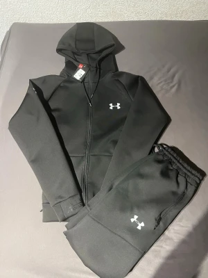 Svart Under armour tracksuit  - Aldrig använd under armour tracksuit. Passar perfekt i storleken! Pris kan diskuteras vid snabb affär!🤗