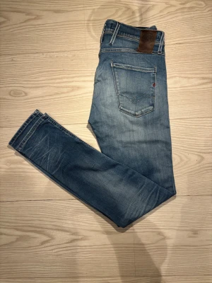 Replay anbass jeans - Riktigt feta Replay anbass hyperflex | Skick: 9/10 | Nypris: 1399 kr | Storlek: W30 L32 | Inga defekter 🙌| Hör av er vid minsta fundering 🙌