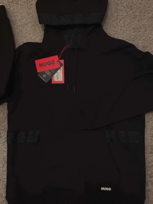 Hugo boss hoodie storlek S - Storlek: S (passar M)                                                Skick: 10/10 (Helt ny) 