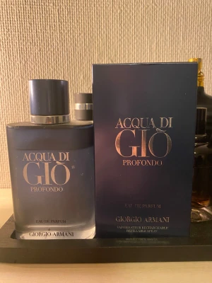 Acqua di Giò Profondo EdP - Acqua di Giò Profondo från Giorgio Armani är en Eau de Parfum med modern känsla. Snygg, stilren flaska och påfyllningsbar spray. Perfekt för dig som vill sticka ut med en ikonisk doft.