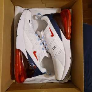 Oanvända Nike Air Max 270 EU44.5  - Helt nya och äkta. Storlek 44.5 cm. Nypris ca 2800 kr. Sista pris 1600 kr. Inte intresserad av byten. Skickar spårbart och försäkrat. Inga returer. Kvitto finns. 