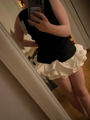 Miniklänning  - Zara volangklänning🖤storlek L men mer M! Jag själv är en S men lite stor.