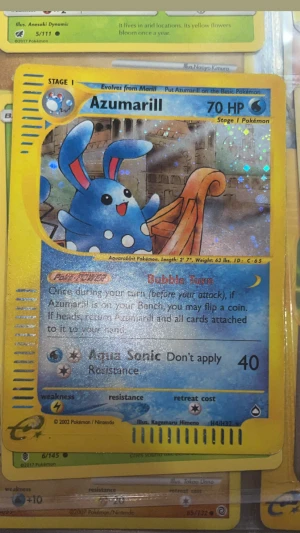 Blå glittrig Azumarill Pokémon-väst - Cool blå väst med glittriga detaljer inspirerad av Azumarill från Pokémon. Västen har rundad form, vita prickar och inslag av rött på öronen. Materialet är syntet med glittrig finish som ger extra shine. Perfekt för dig som vill sticka ut med en unik och färgglad look.