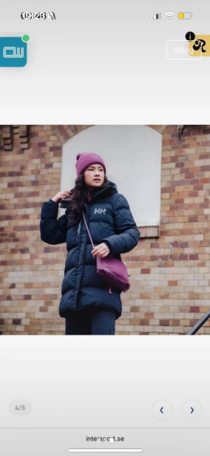 Svart lång pufferjacka från Helly Hansen - Svart pufferjacka från Helly Hansen med huva och diskret logga på bröstet. Jackan är lång, har dragkedja framtill och är vadderad för extra värme. Perfekt för kalla dagar och har en clean, stilren look som funkar till allt. Adore puffy W vinterjacka. Storlek S   Nypris 3199 kr   Använd 1 vinter, inga defekter så gott som ny.  Finaste och varmaste jackan. Har även reflexer och luva som värmer.   Säljes pga har gått upp en storlek och den passar mig tyvärr inte längre     f