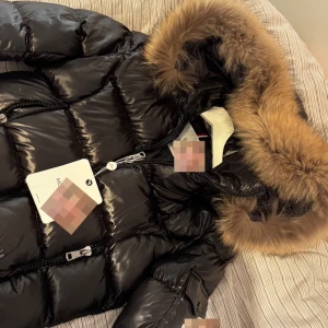 Ny jacka  - Helt ny. Skickar mer bilder om du är intresserad. Jätte fin med päls. 