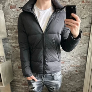 J.lindeberg Jacka - Mycket fint skick, inga defekter. Storlek S passar dig som är mellan 175-185cm ungefär. Nypris ca 4000kr. Modellen är 185 cm, 79 kg. Barry stretch nylon! Passar bra nu till vintern. Skriv för mer information!🤝