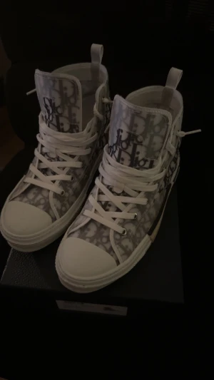Dior b23 high  - Säljer mina dior b23 high dom är använda haft dom en tag men dom är i bra skick har försökt att hola dom så bra de går inga krises på skorna inga skador bara lite smutsig kommer med låda påse och allt i bilderna 