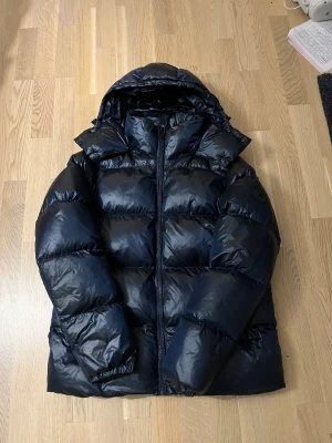 Everest Puffer - Marinblå Everest Puffer jacka som passar perfekt till dig som vill ha en bra jacka till att exempelvis åka till fjällen, vinterpromenad med hunden osv. Den är nästan oanvänd och priset kan diskuteras.        Om du undrar något så är det bara att höra av dig. Mvh Olle 