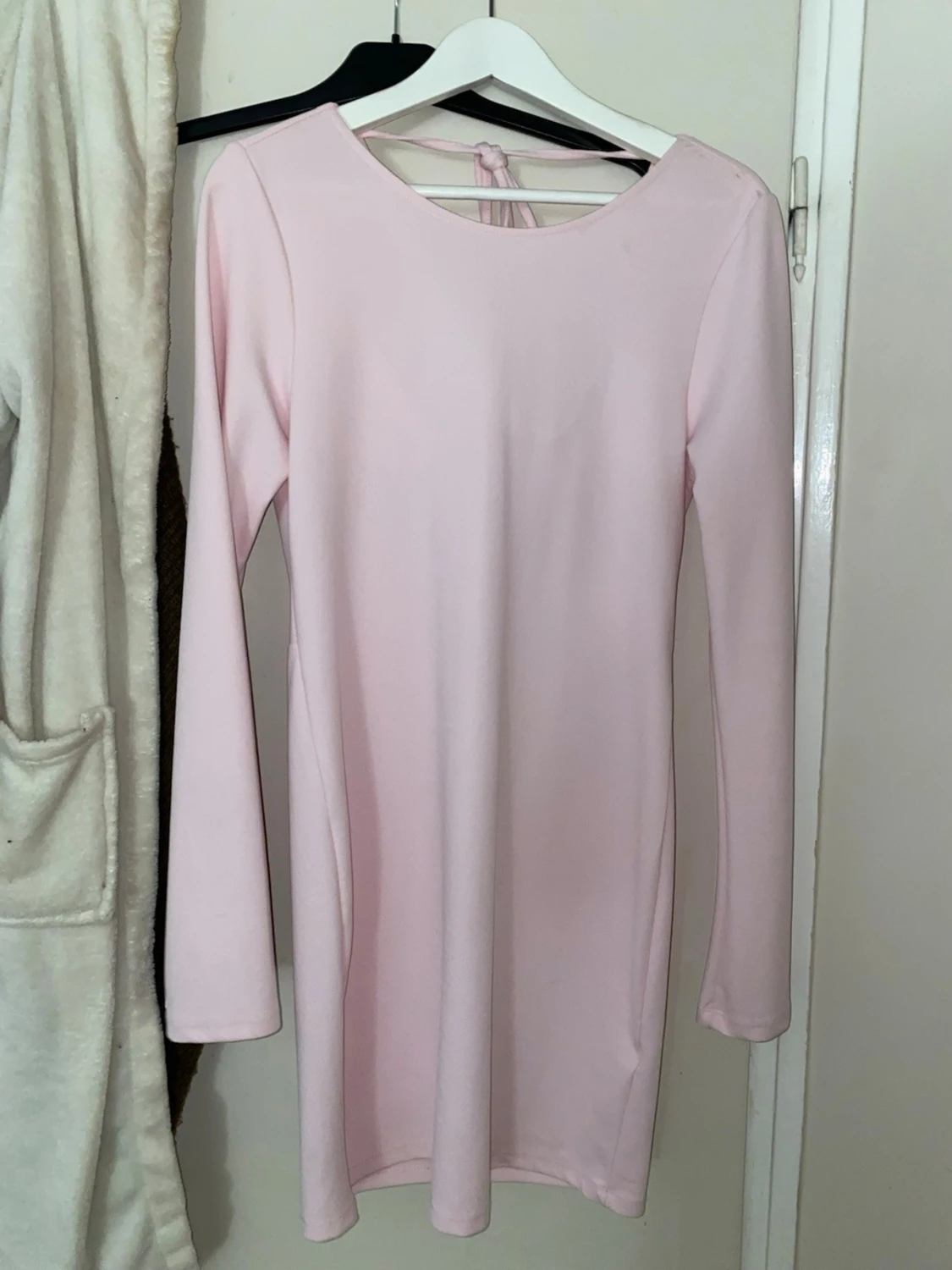 Ljusrosa långärmad klänning med draperad rygg - 1