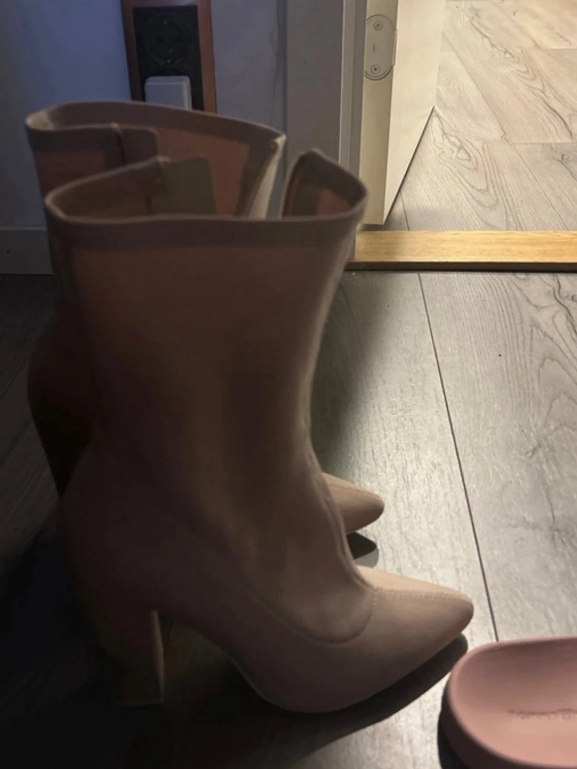 Beige stövletter med klack och spetsig tå - 2