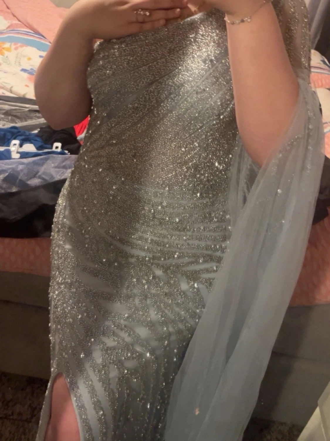 Glittrig silver one shoulder långklänning - 1