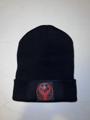 Jägermeister mössa - Mössa med ”Jägermeister” tryck i nyskick, mössan har en tight passform.