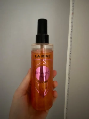 La rive sparkling body mist - La rive body mist. Nästan helt oanvänd syns på bilderna hur mkt som e kvar. 
